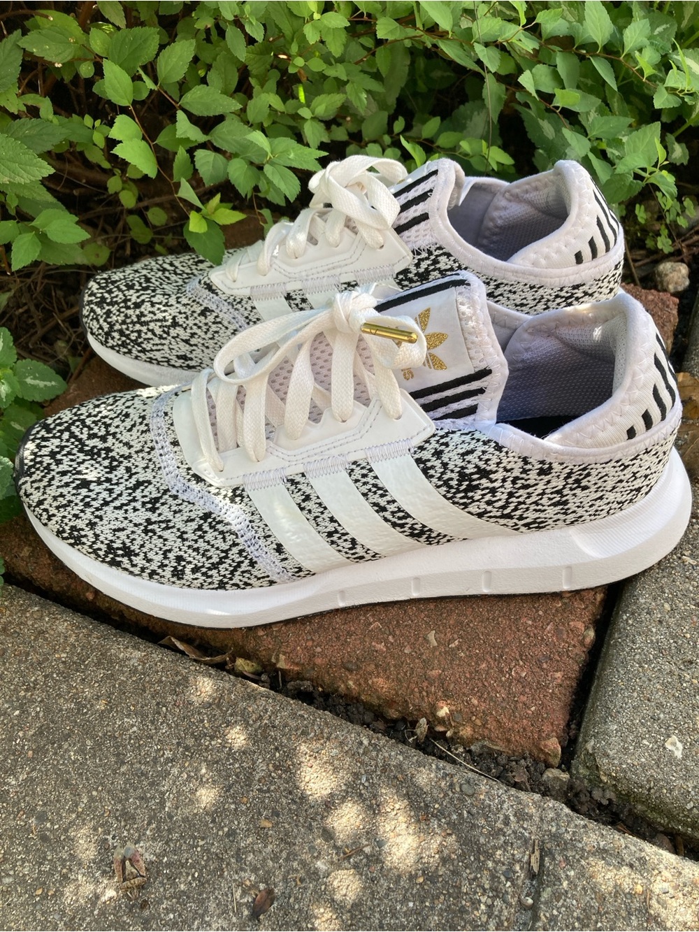Adidas size 9 Swift Run X white and black speckled slip on sneakers - Picture 3 of 11